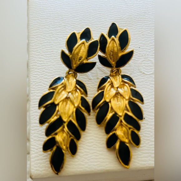 Trifari Jewelry - Trifari Elegant Gold and Black Leaf Earrings